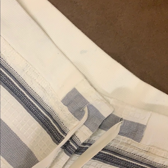 Textured shorts - Picture 2 of 3